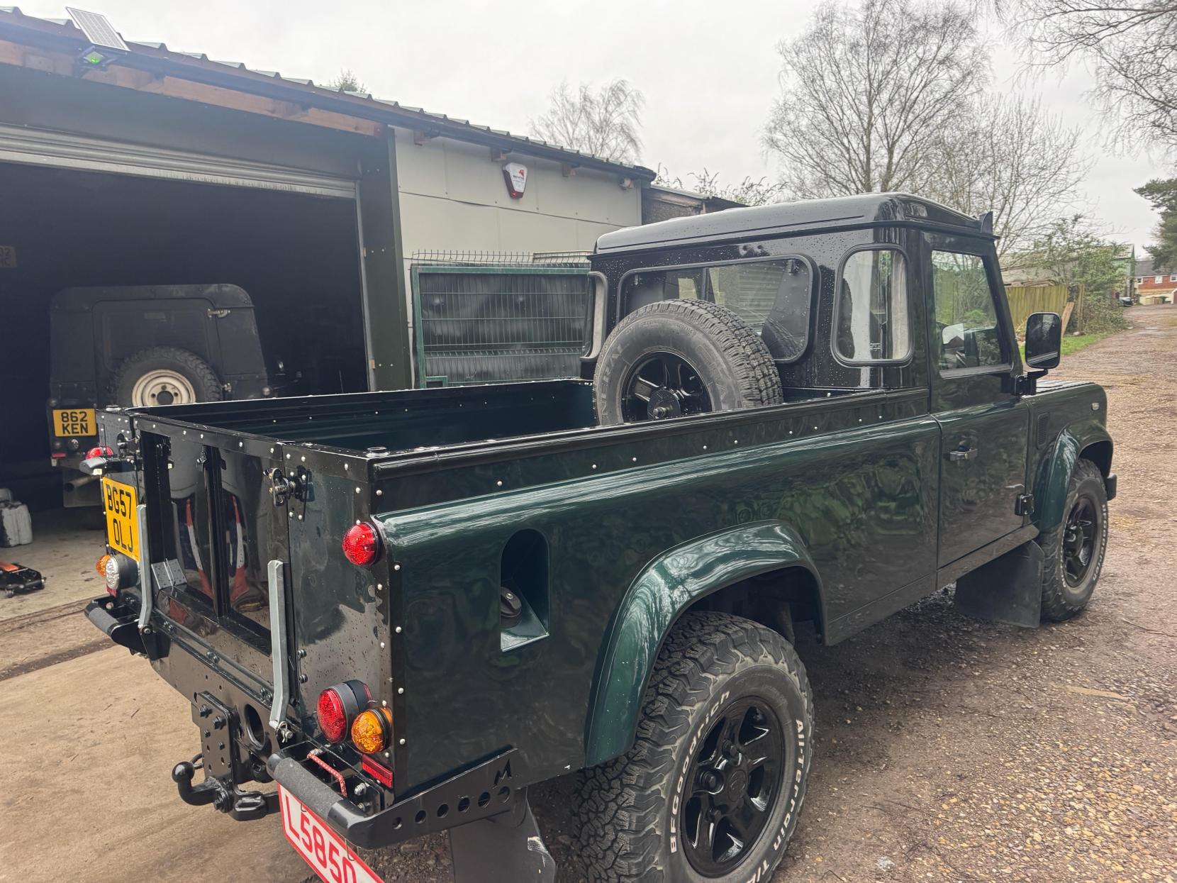 Land Rover Defender 110 2.4 TDCi County Pickup 2dr Diesel Manual 4WD MWB Euro 4 (122 bhp)
