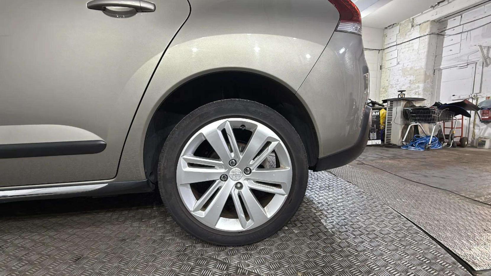 Peugeot 3008 2.0 HDi Allure SUV 5dr Diesel Auto Euro 5 (163 ps)