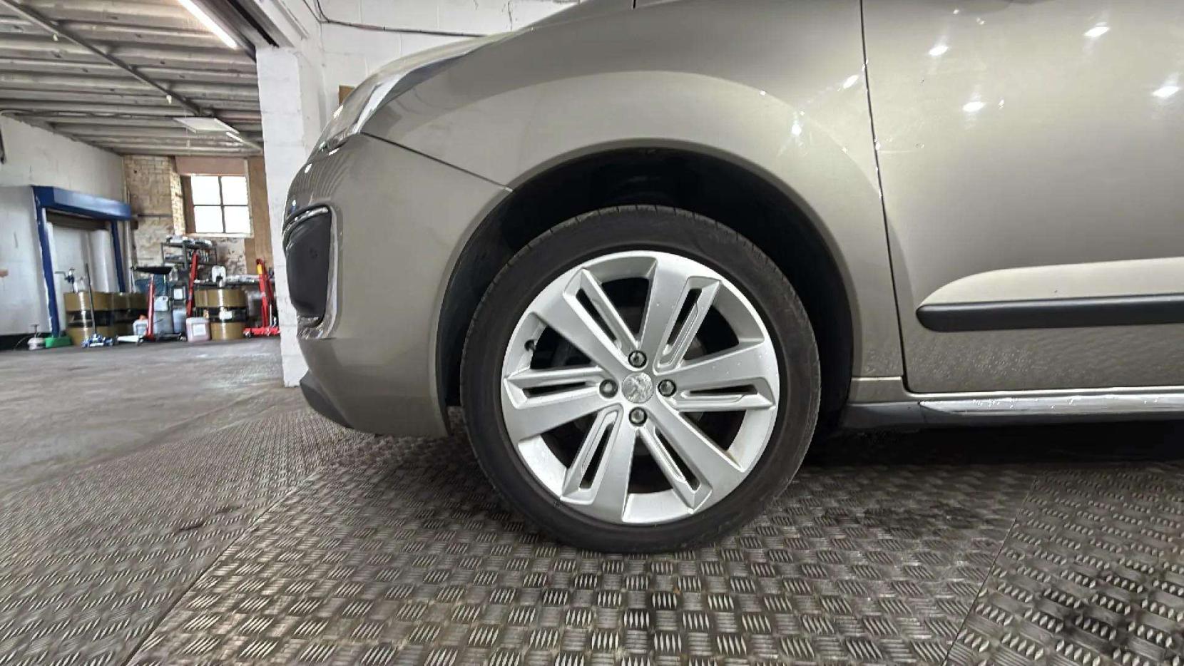 Peugeot 3008 2.0 HDi Allure SUV 5dr Diesel Auto Euro 5 (163 ps)