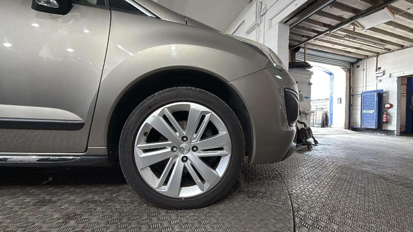Peugeot 3008 2.0 HDi Allure SUV 5dr Diesel Auto Euro 5 (163 ps)