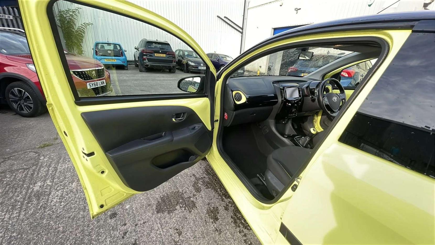 Toyota AYGO 1.0 VVT-i x-cite 3 Yellow Bi-Tone Hatchback 5dr Petrol Manual Euro 6 (68 ps)