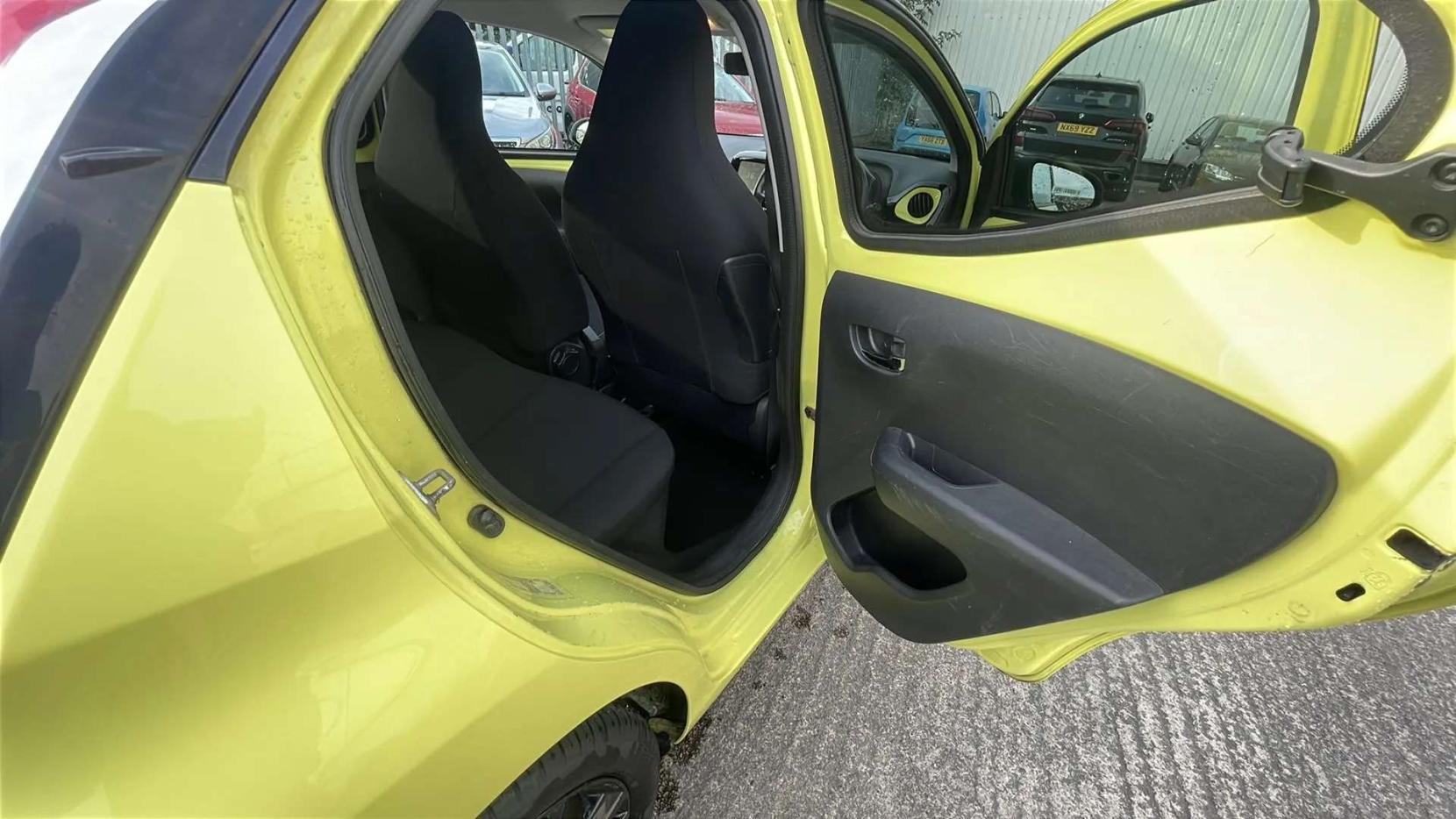 Toyota AYGO 1.0 VVT-i x-cite 3 Yellow Bi-Tone Hatchback 5dr Petrol Manual Euro 6 (68 ps)