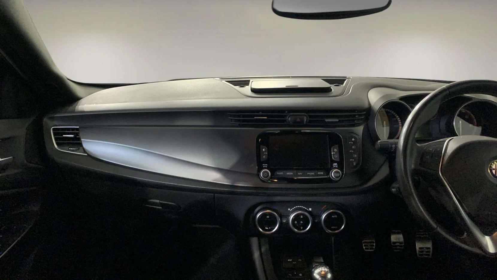 Alfa Romeo Giulietta 2.0 JTDM-2 Sportiva Nav Hatchback 5dr Diesel Manual Euro 5 (s/s) (150 bhp)