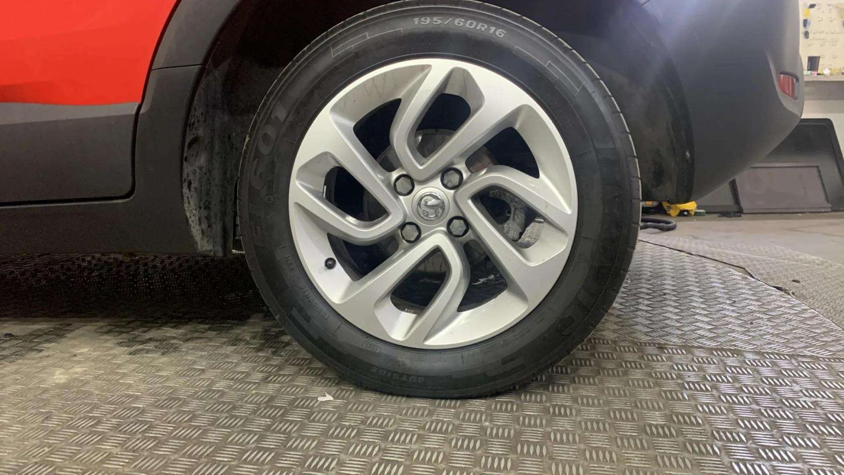 Vauxhall Crossland X 1.6 Turbo D ecoTEC SE SUV 5dr Diesel Manual Euro 6 (s/s) (99 ps)