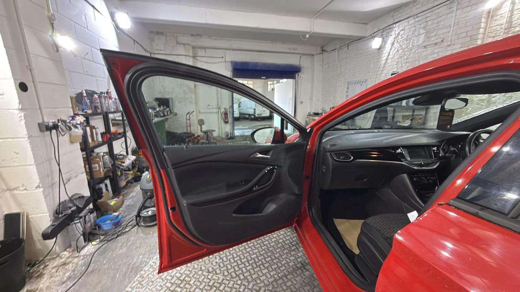Vauxhall Astra 1.6 CDTi ecoTEC BlueInjection SRi Hatchback 5dr Diesel Manual Euro 6 (110 ps)
