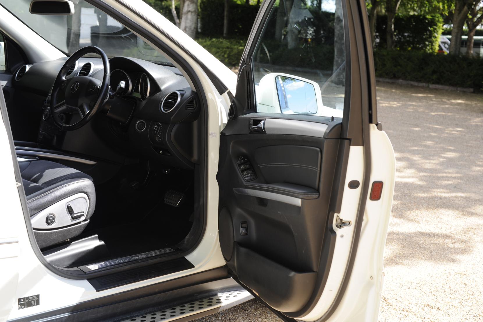Mercedes-Benz M Class 3.0 ML300 CDI V6 BlueEfficiency Sport SUV 5dr Diesel G-Tronic 4WD Euro 5 (204 ps)