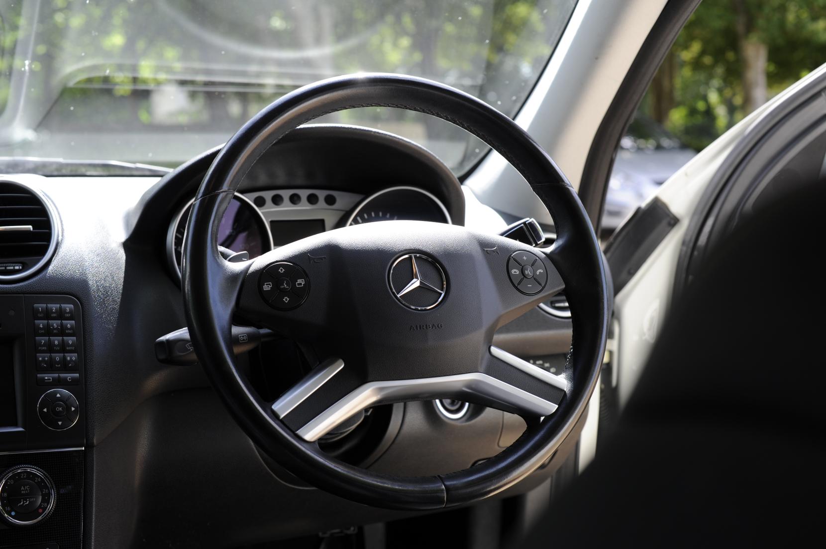 Mercedes-Benz M Class 3.0 ML300 CDI V6 BlueEfficiency Sport SUV 5dr Diesel G-Tronic 4WD Euro 5 (204 ps)