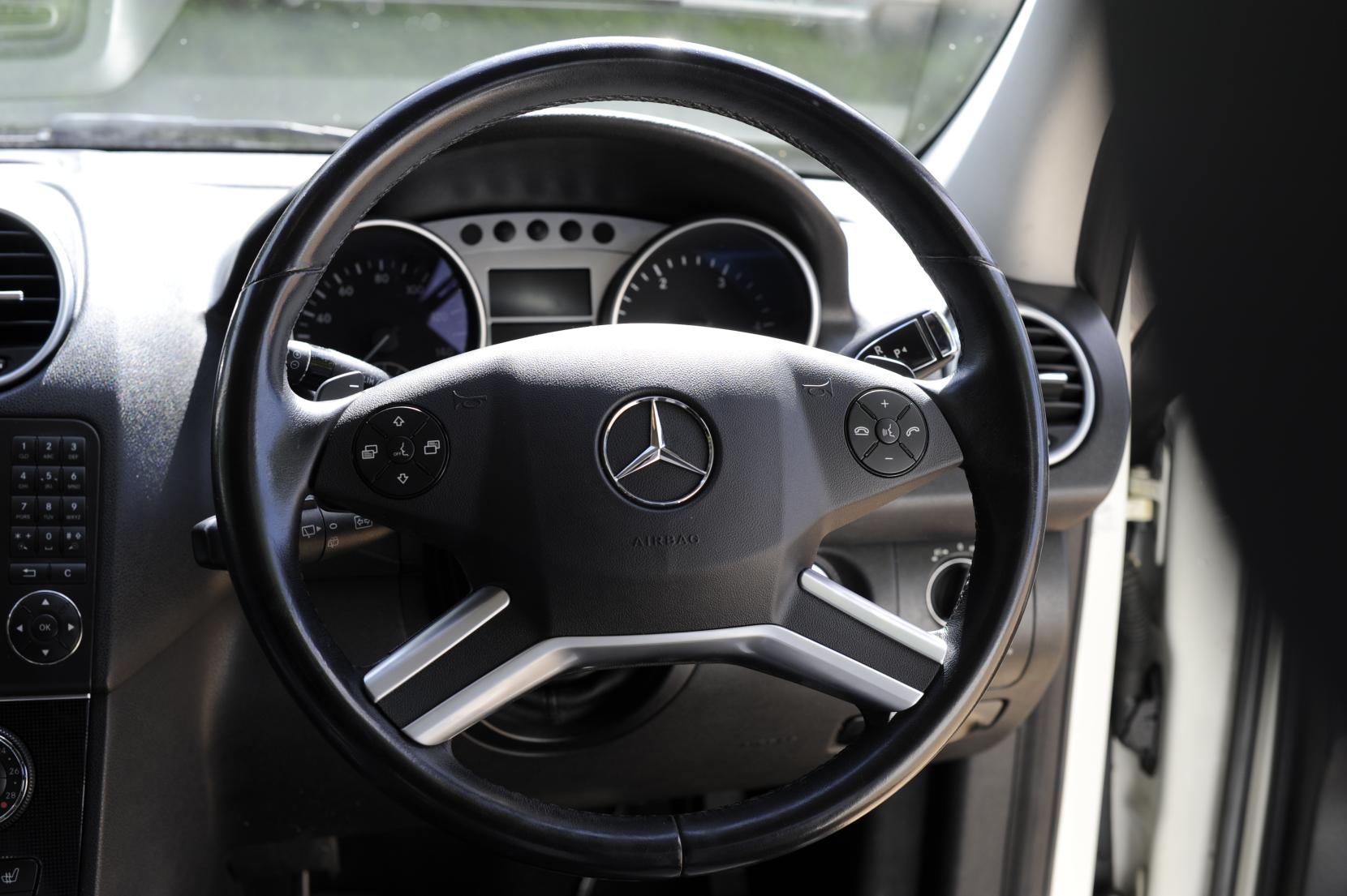 Mercedes-Benz M Class 3.0 ML300 CDI V6 BlueEfficiency Sport SUV 5dr Diesel G-Tronic 4WD Euro 5 (204 ps)