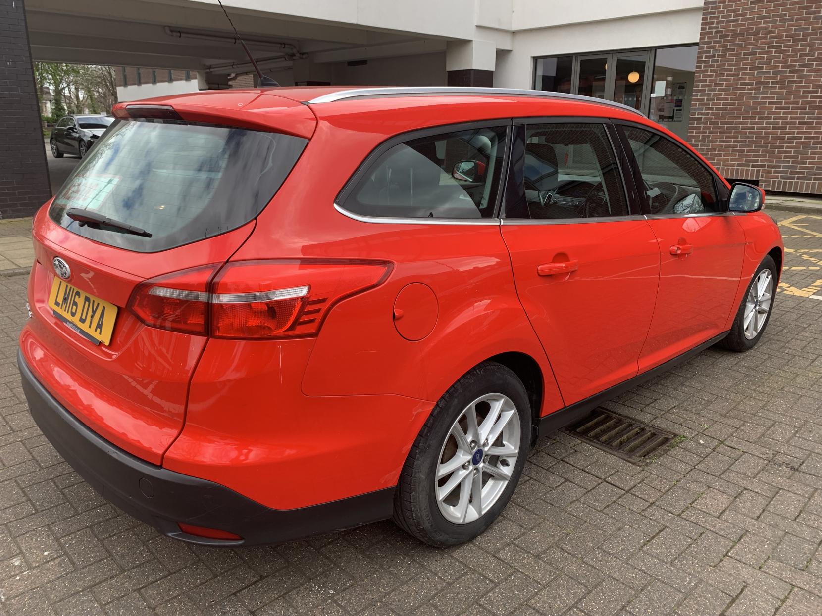 2016 Ford Focus TDCi Zetec, exterior view 3
