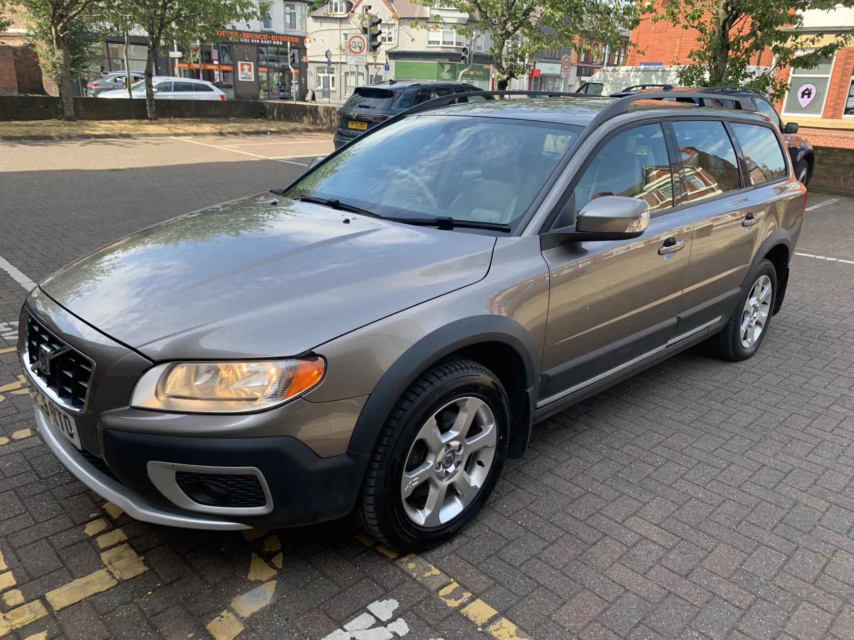 Volvo XC70 2.4 D5 SE Estate 5dr Diesel Geartronic AWD Euro 4 (185 ps)