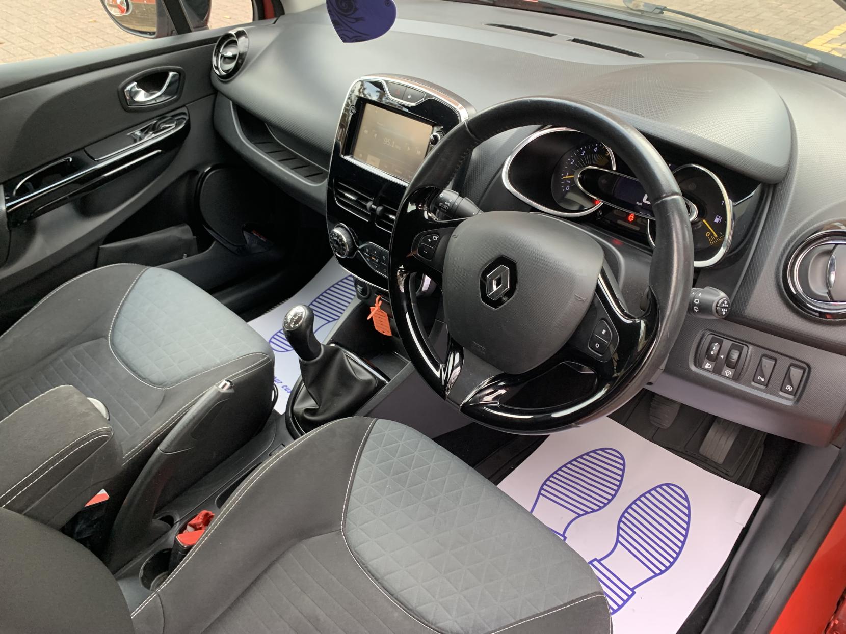 2014 Renault Clio dCi Dynamic, exterior view 4