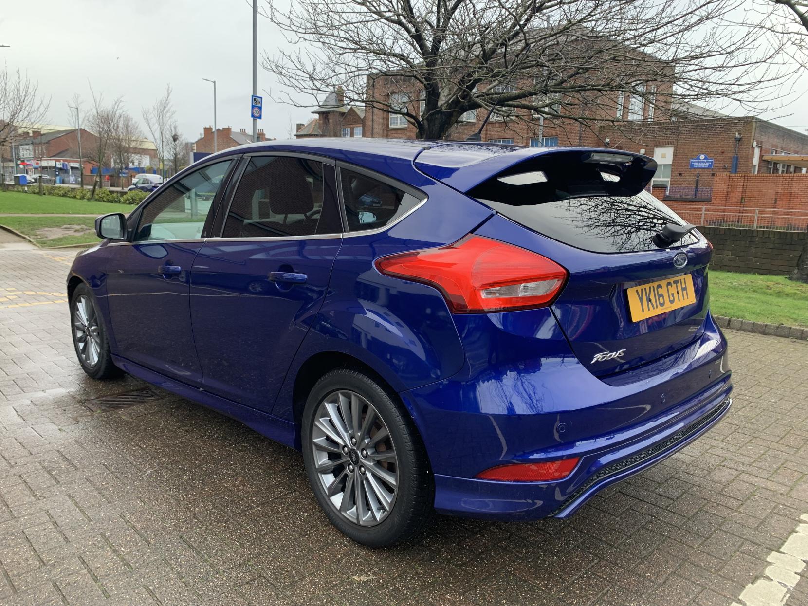 2016 Ford Focus TDCi Titanium, exterior view 3