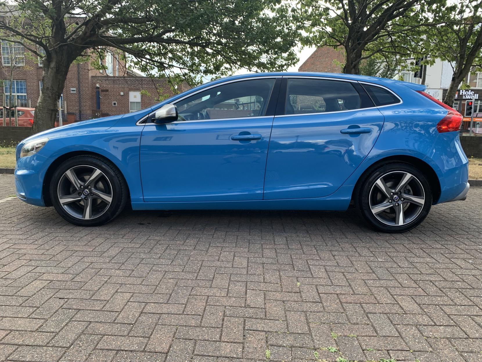 Volvo V40 1.6 D2 R-Design Hatchback 5dr Diesel Manual Euro 5 (s/s) (115 ps)