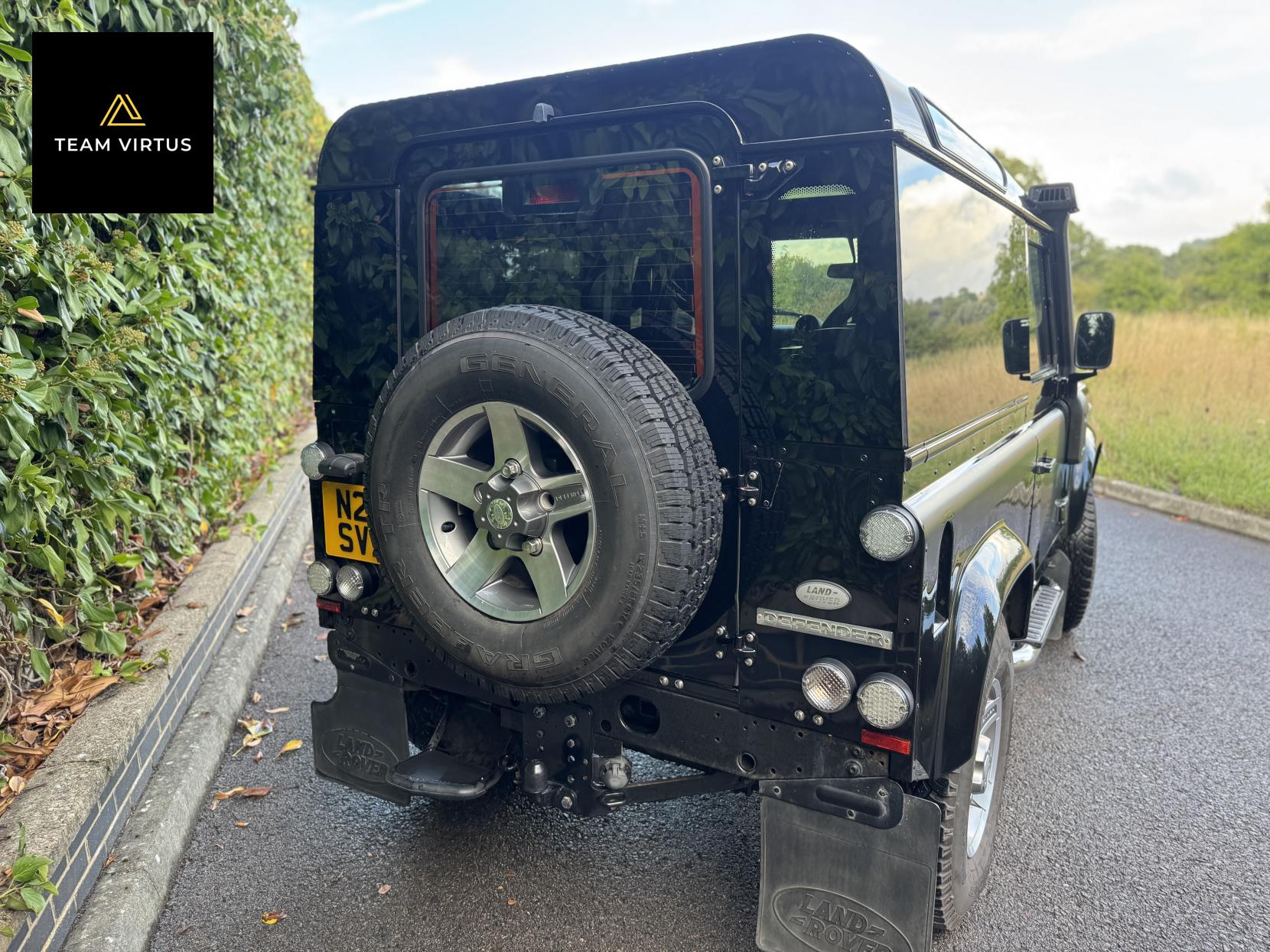 Land Rover Defender 90 SVX 2.4 TDCi SVX SUV 3dr Diesel Manual 4WD SWB Euro 4 (122 bhp)