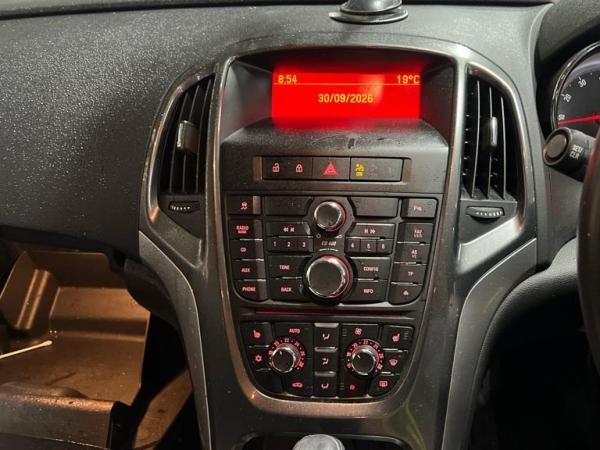 Vauxhall Astra 1.6 16v Elite Hatchback 5dr Petrol Auto Euro 5 (115 ps)