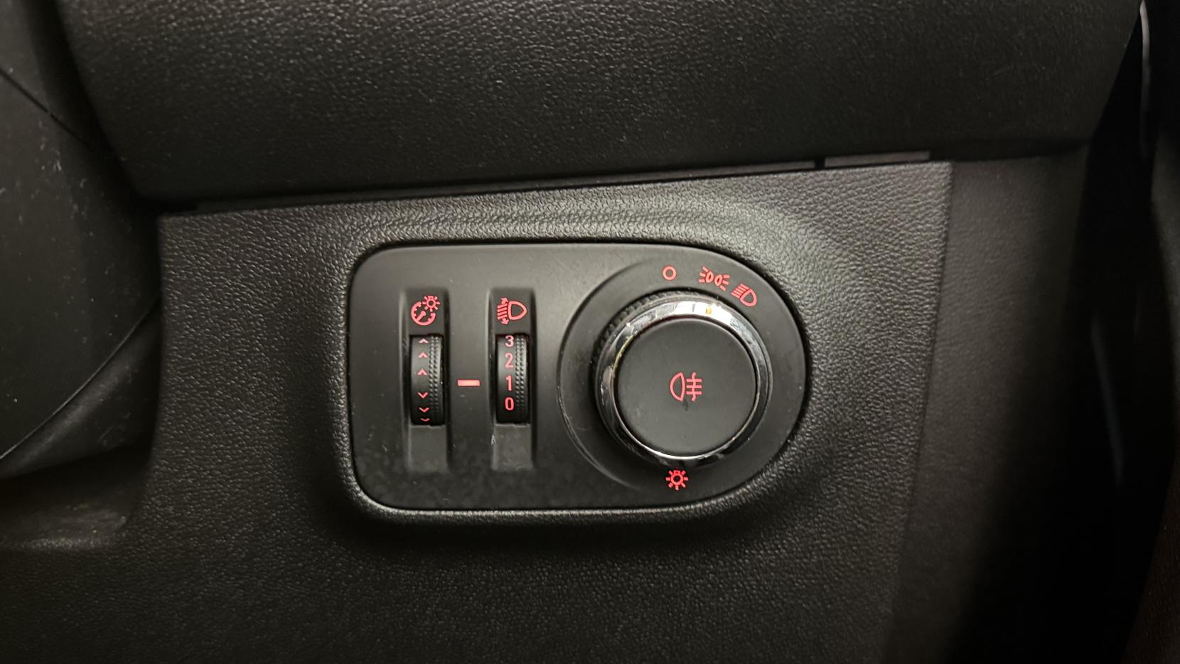 Vauxhall ADAM 1.4 16v SLAM Hatchback 3dr Petrol Manual Euro 5 (100 ps)