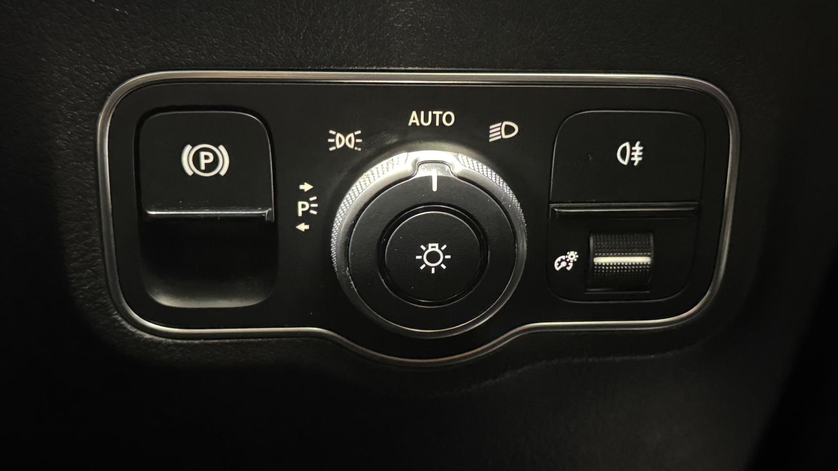 Mercedes-Benz GLA 1.3 GLA250e 15.6kWh Exclusive Edition (Premium Plus) SUV 5dr Petrol Plug-in Hybrid 8G-DCT Euro 6 (s/s) (218 ps)