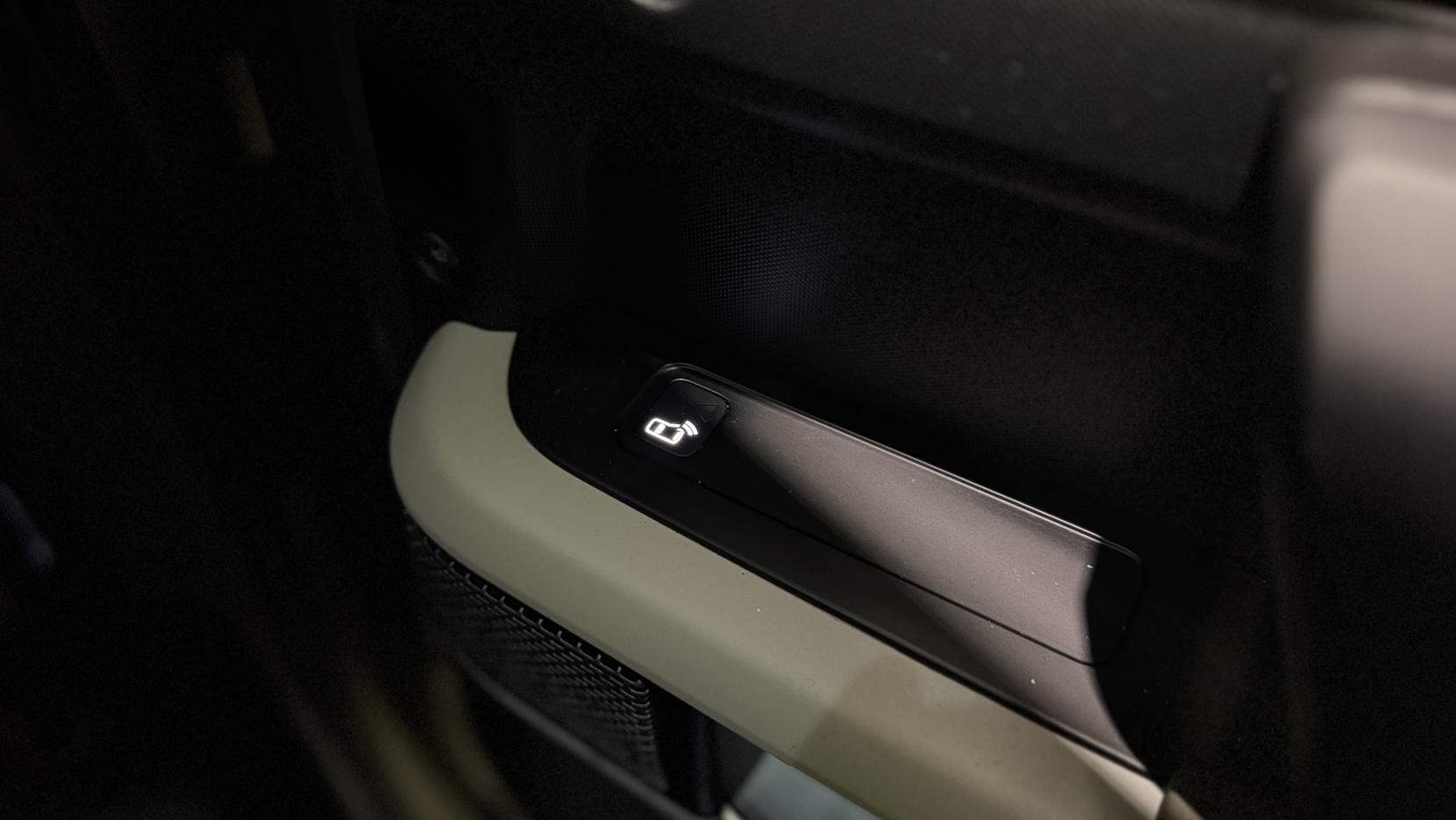 Land Rover Defender 110 2.0 SD4 First Edition SUV 5dr Diesel Auto 4WD Euro 6 (s/s) (240 ps)