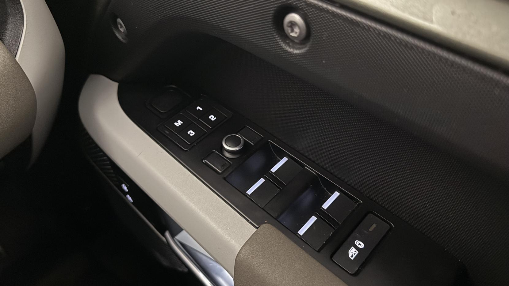 Land Rover Defender 110 2.0 SD4 First Edition SUV 5dr Diesel Auto 4WD Euro 6 (s/s) (240 ps)