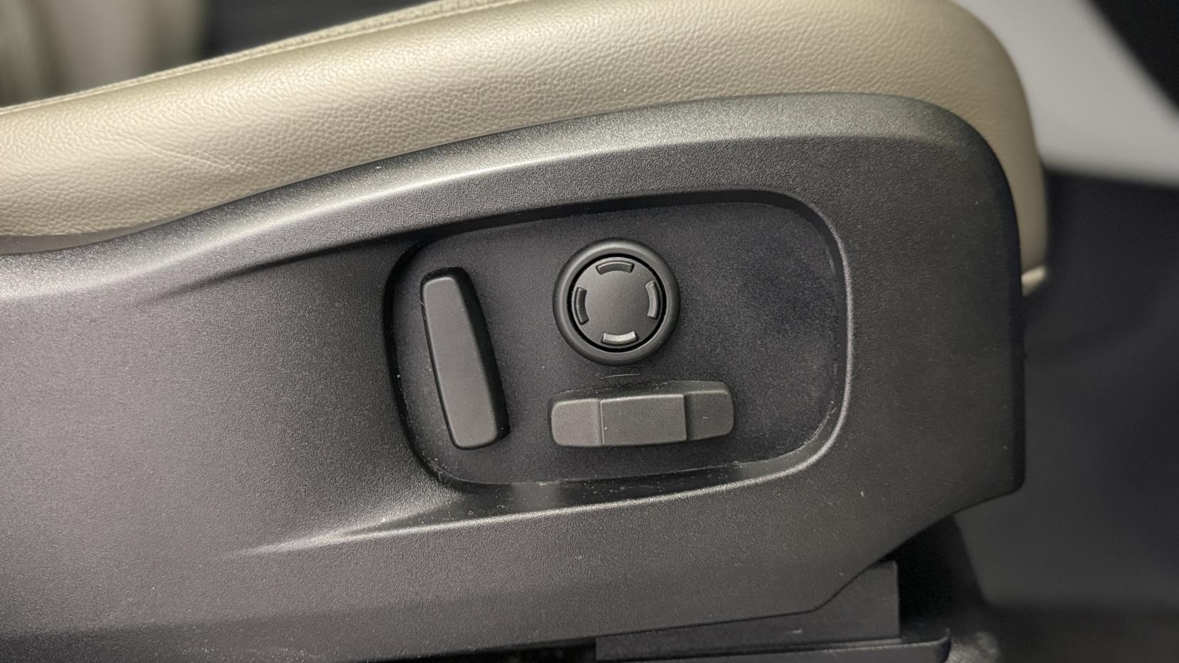 Land Rover Defender 110 2.0 SD4 First Edition SUV 5dr Diesel Auto 4WD Euro 6 (s/s) (240 ps)