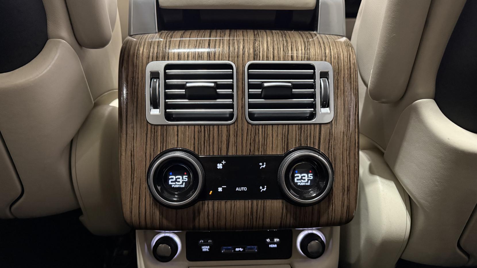 Land Rover Range Rover 3.0 P400 MHEV Vogue SE SUV 5dr Petrol Auto 4WD Euro 6 (s/s) (400 ps)