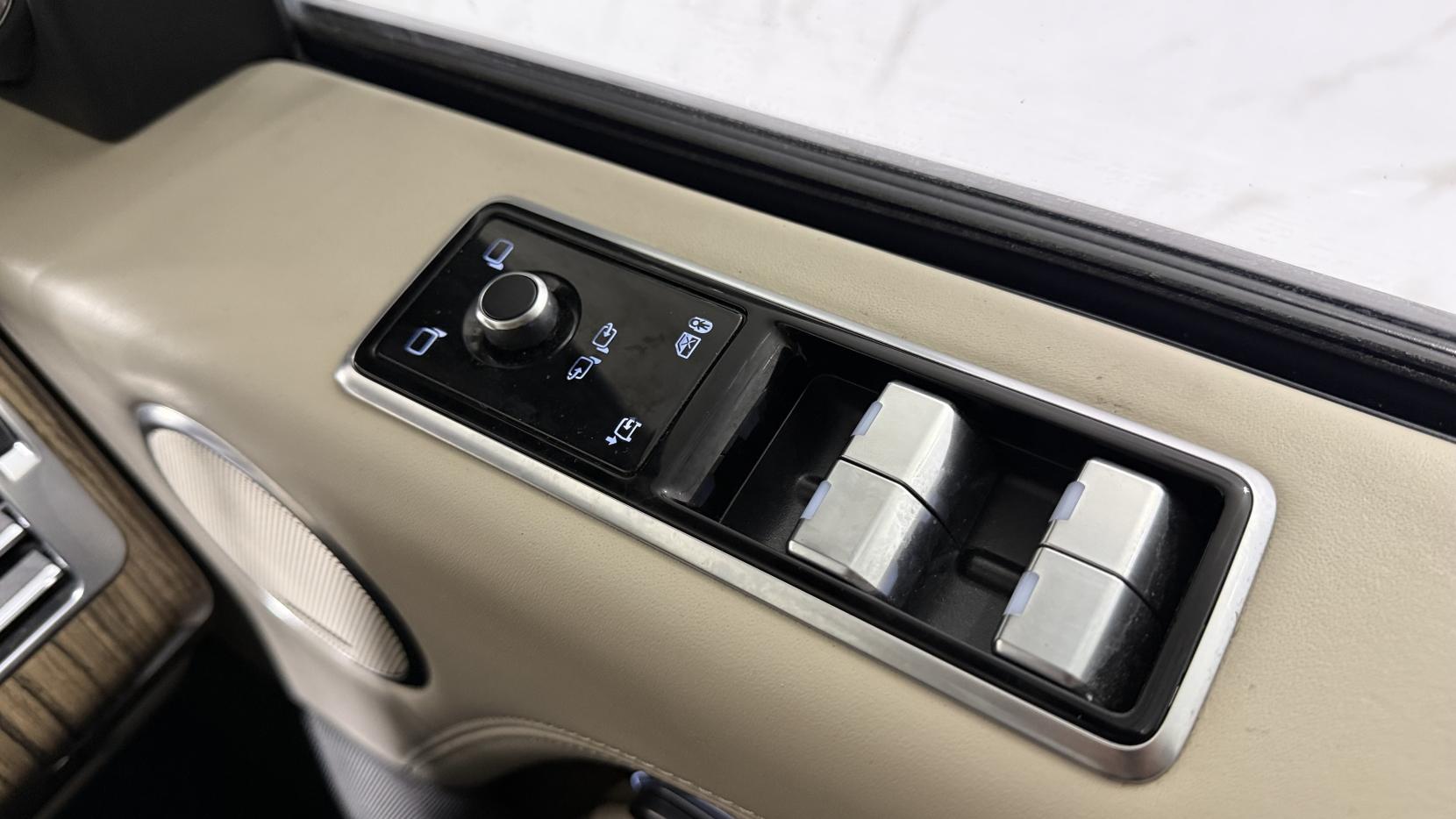 Land Rover Range Rover 3.0 P400 MHEV Vogue SE SUV 5dr Petrol Auto 4WD Euro 6 (s/s) (400 ps)