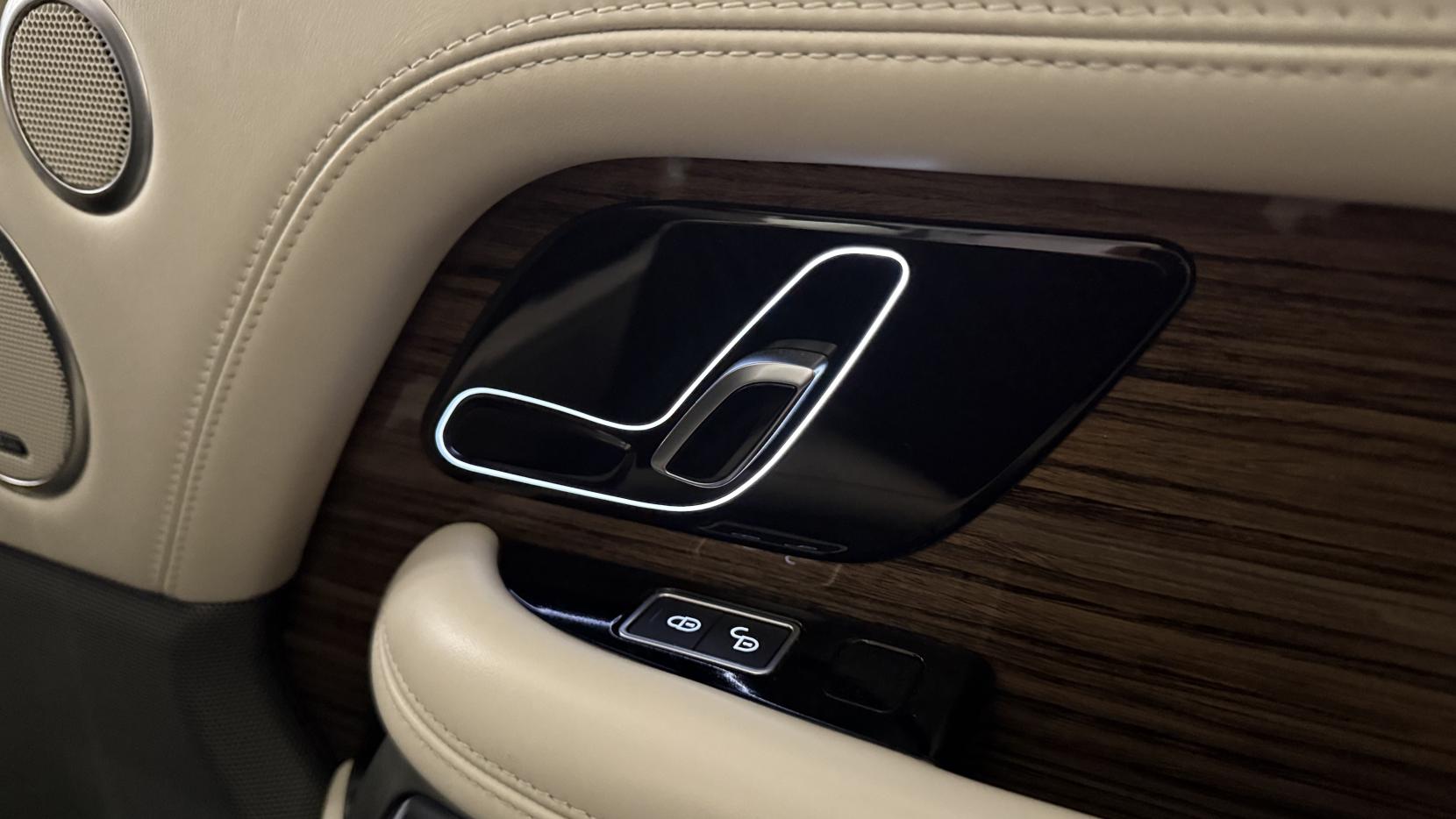 Land Rover Range Rover 3.0 P400 MHEV Vogue SE SUV 5dr Petrol Auto 4WD Euro 6 (s/s) (400 ps)