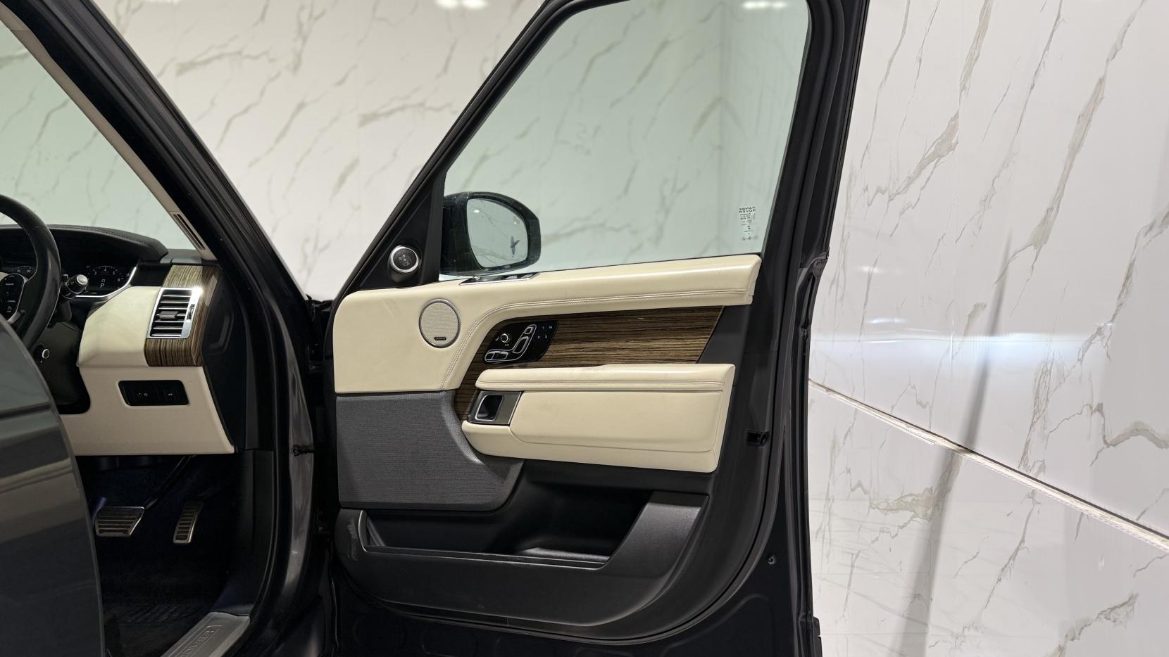 Land Rover Range Rover 3.0 P400 MHEV Vogue SE SUV 5dr Petrol Auto 4WD Euro 6 (s/s) (400 ps)