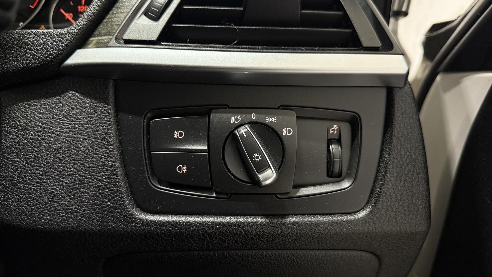 BMW 3 Series 2.0 328i Luxury Saloon 4dr Petrol Auto Euro 5 (s/s) (245 ps)