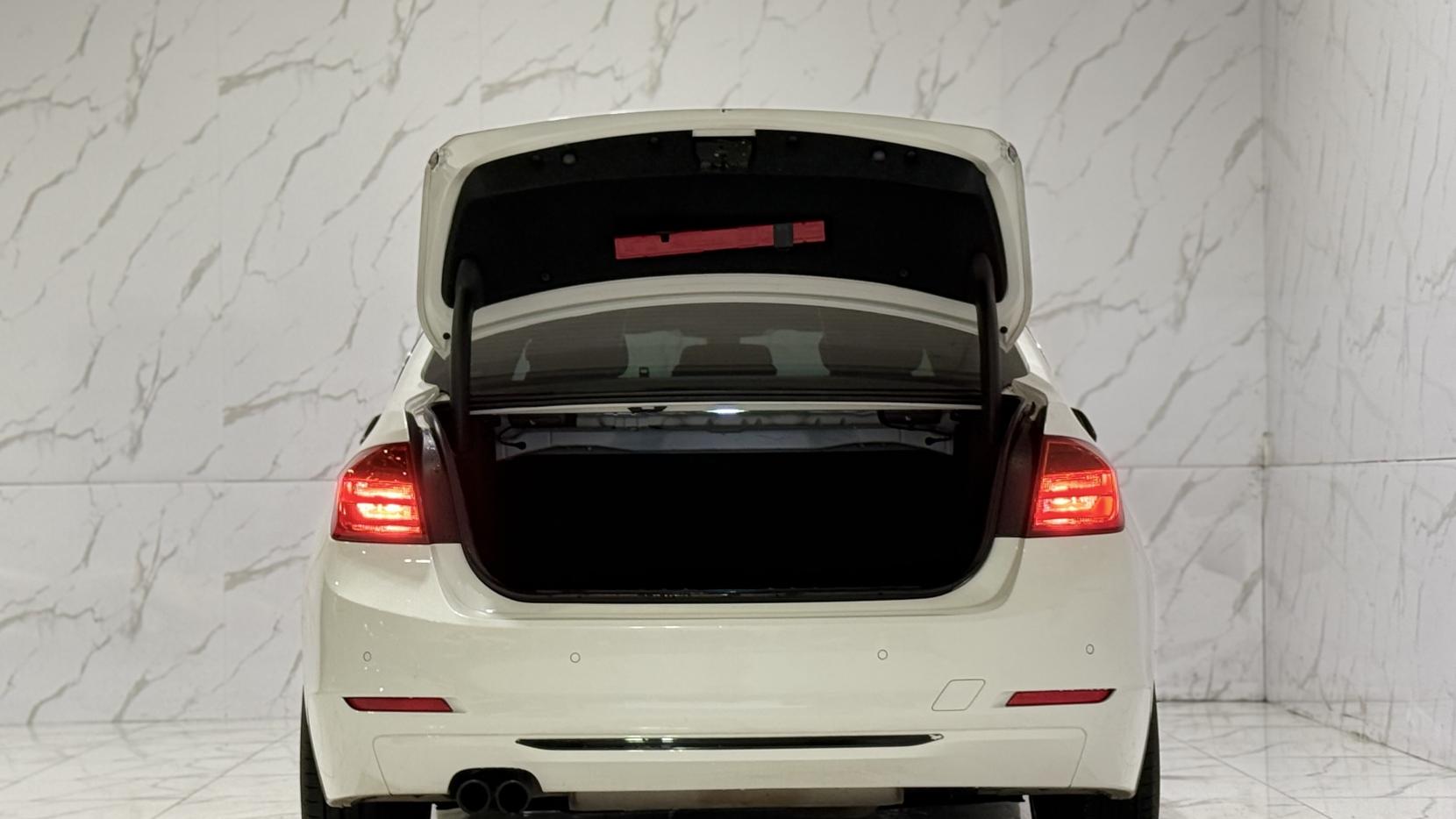 BMW 3 Series 2.0 328i Luxury Saloon 4dr Petrol Auto Euro 5 (s/s) (245 ps)