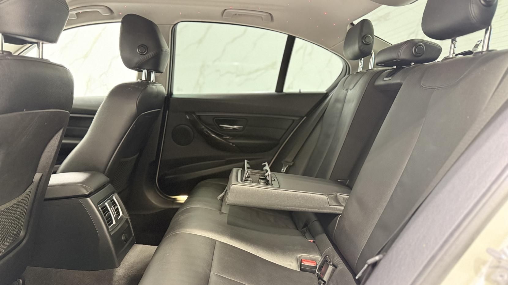 BMW 3 Series 2.0 328i Luxury Saloon 4dr Petrol Auto Euro 5 (s/s) (245 ps)