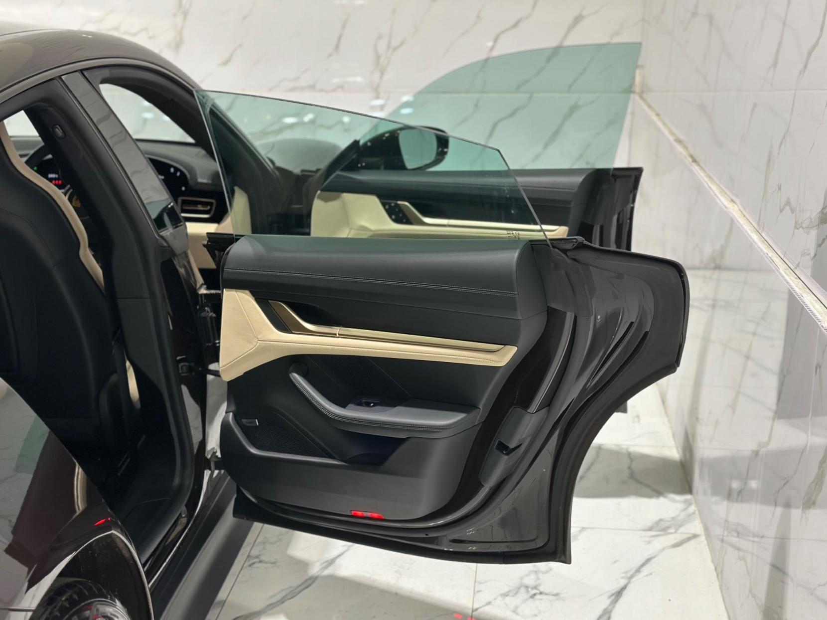 Porsche Taycan Performance Plus 93.4kWh Auto RWD 4dr (11kW Charger)