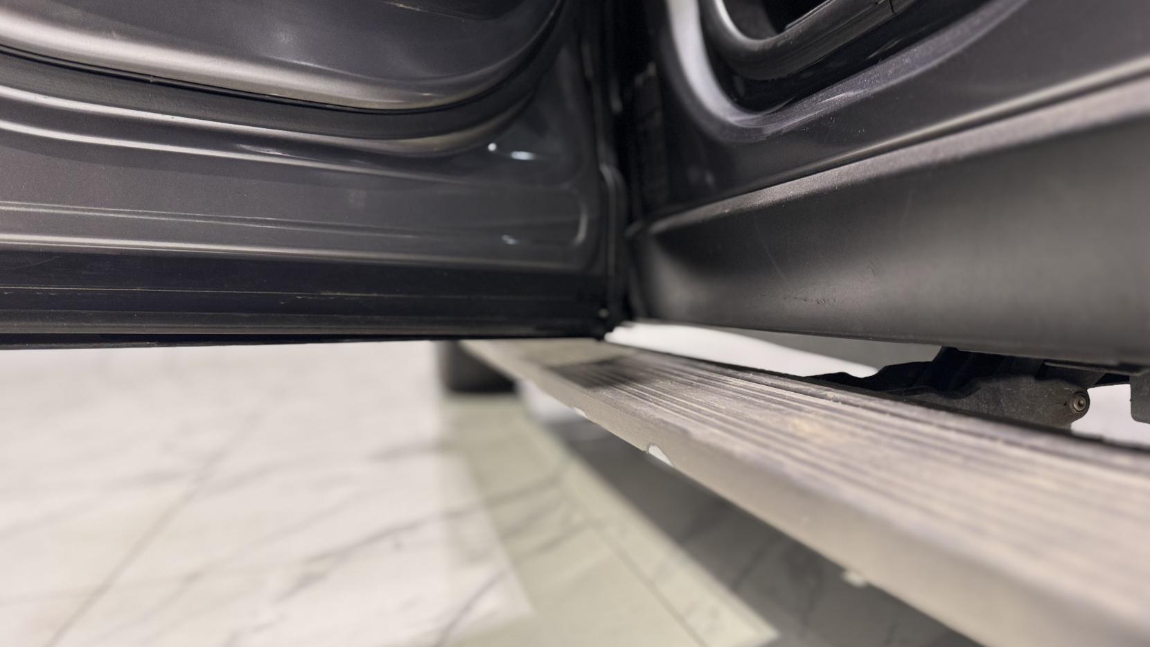 Land Rover Range Rover Velar 2.0 P300 GPF R-Dynamic SE SUV 5dr Petrol Auto 4WD Euro 6 (s/s) (300 ps)