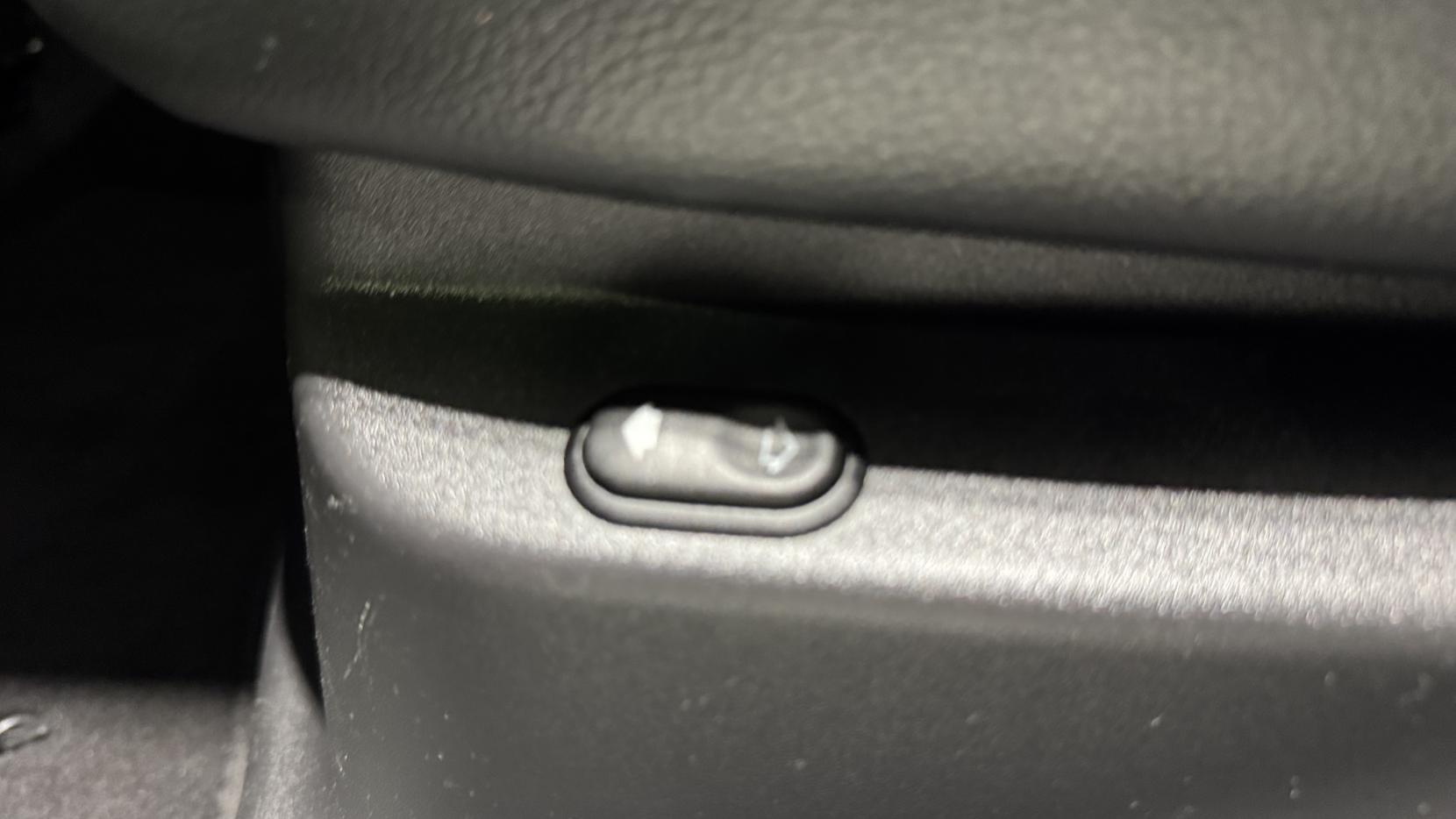 Land Rover Range Rover Velar 2.0 P300 GPF R-Dynamic SE SUV 5dr Petrol Auto 4WD Euro 6 (s/s) (300 ps)