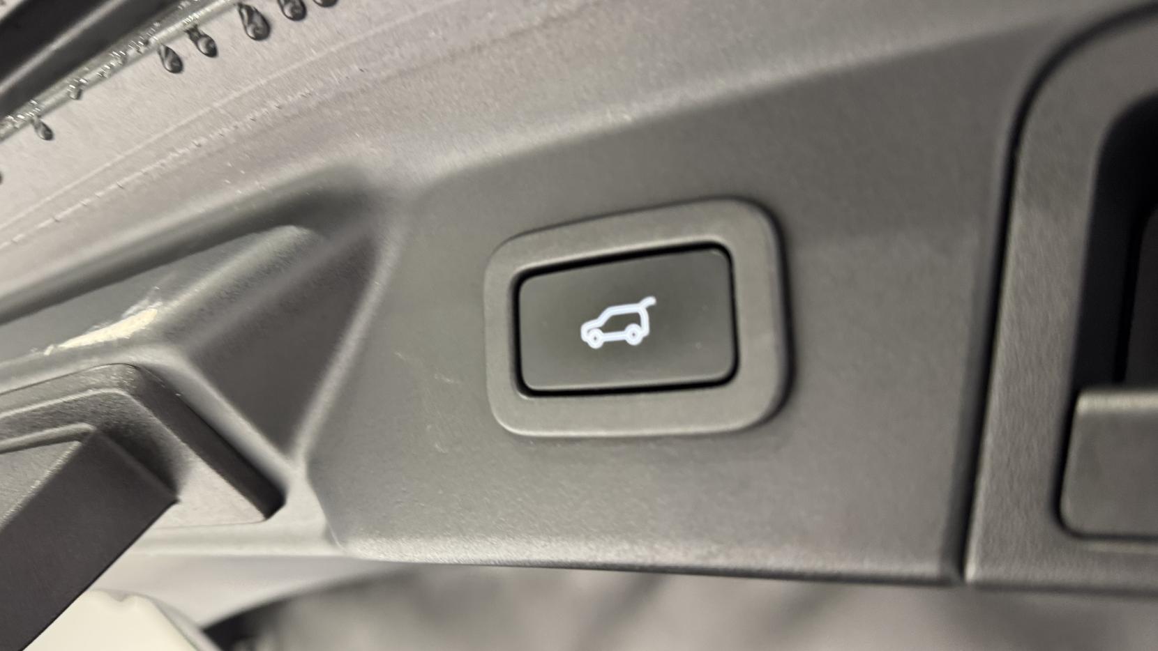 Land Rover Range Rover Velar 2.0 P300 GPF R-Dynamic SE SUV 5dr Petrol Auto 4WD Euro 6 (s/s) (300 ps)