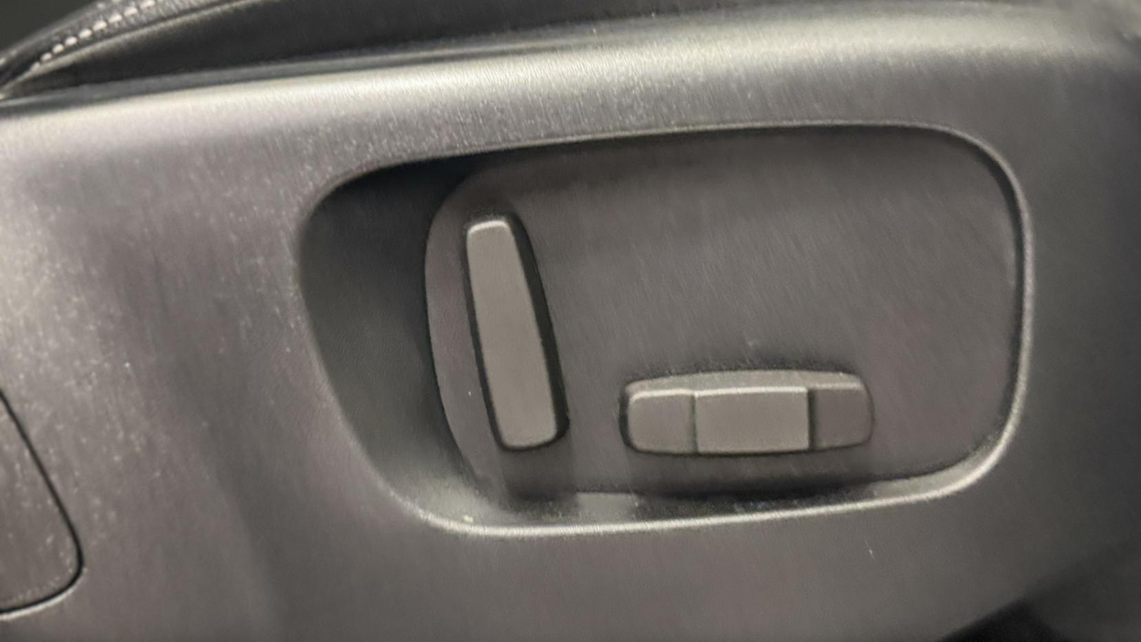 Land Rover Range Rover Velar 2.0 P300 GPF R-Dynamic SE SUV 5dr Petrol Auto 4WD Euro 6 (s/s) (300 ps)