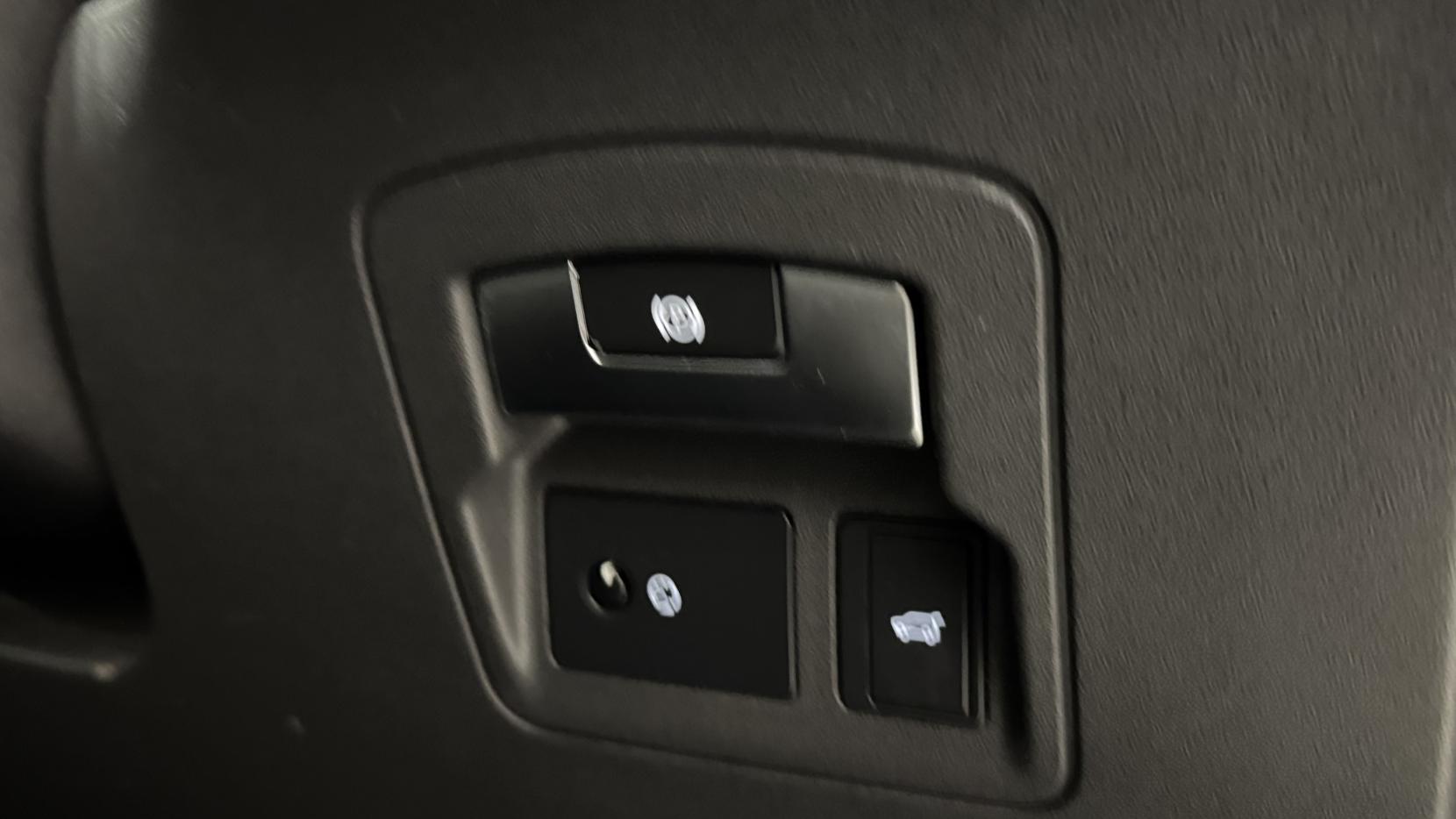 Land Rover Range Rover Velar 2.0 P300 GPF R-Dynamic SE SUV 5dr Petrol Auto 4WD Euro 6 (s/s) (300 ps)