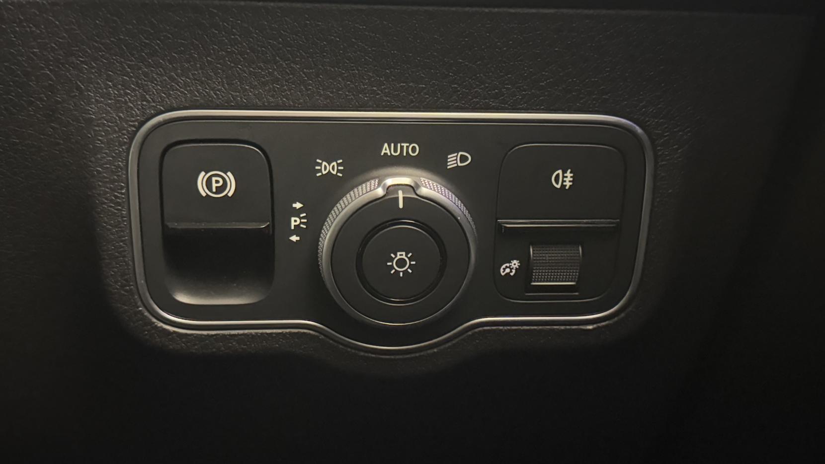 Mercedes-Benz GLB 1.3 GLB200 AMG Line Night Edition (Premium Plus) SUV 5dr Petrol 7G-DCT Euro 6 (s/s) (163 ps)