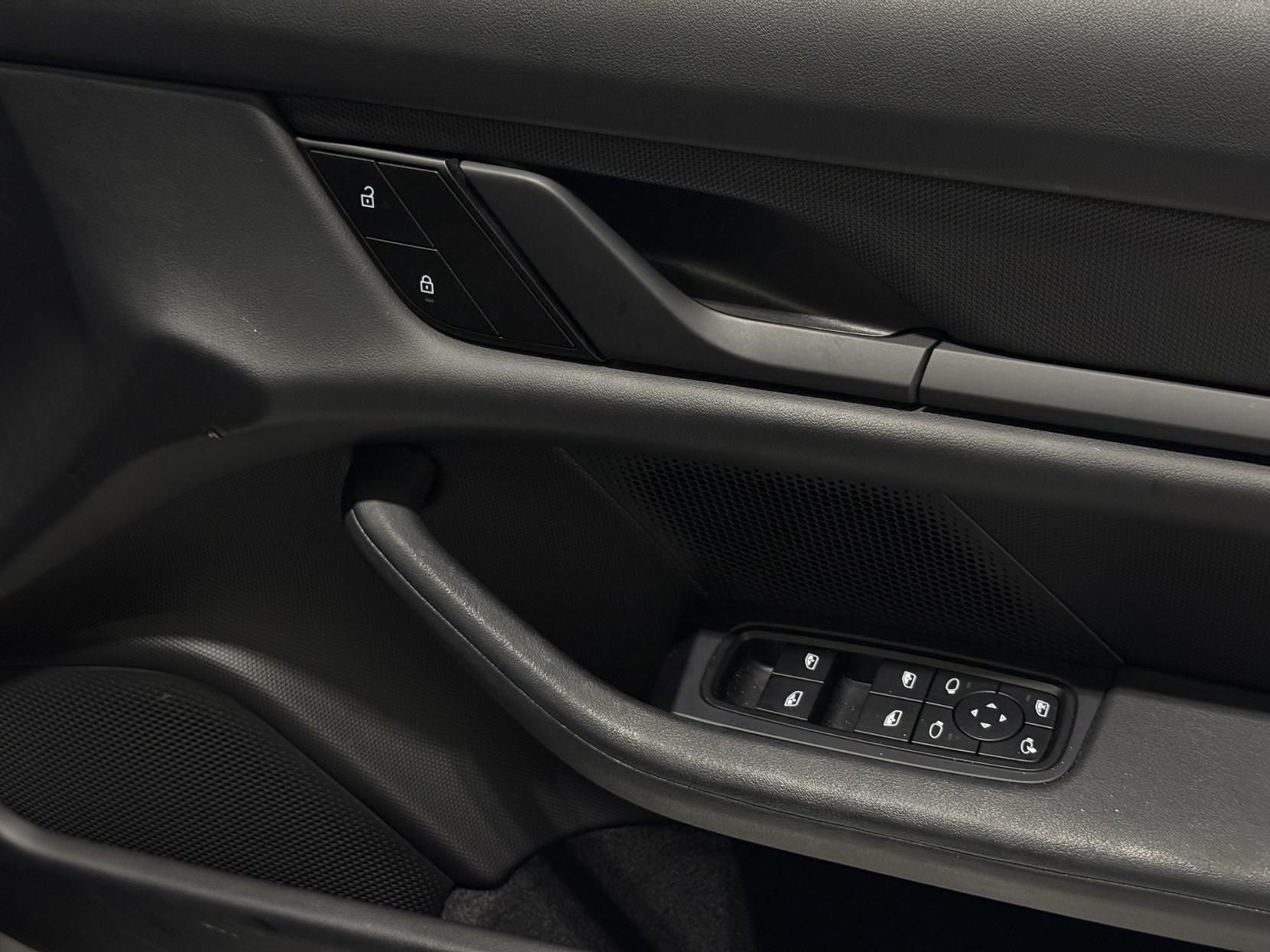 Porsche Taycan Performance 79.2kWh Auto RWD 4dr (11kW Charger)