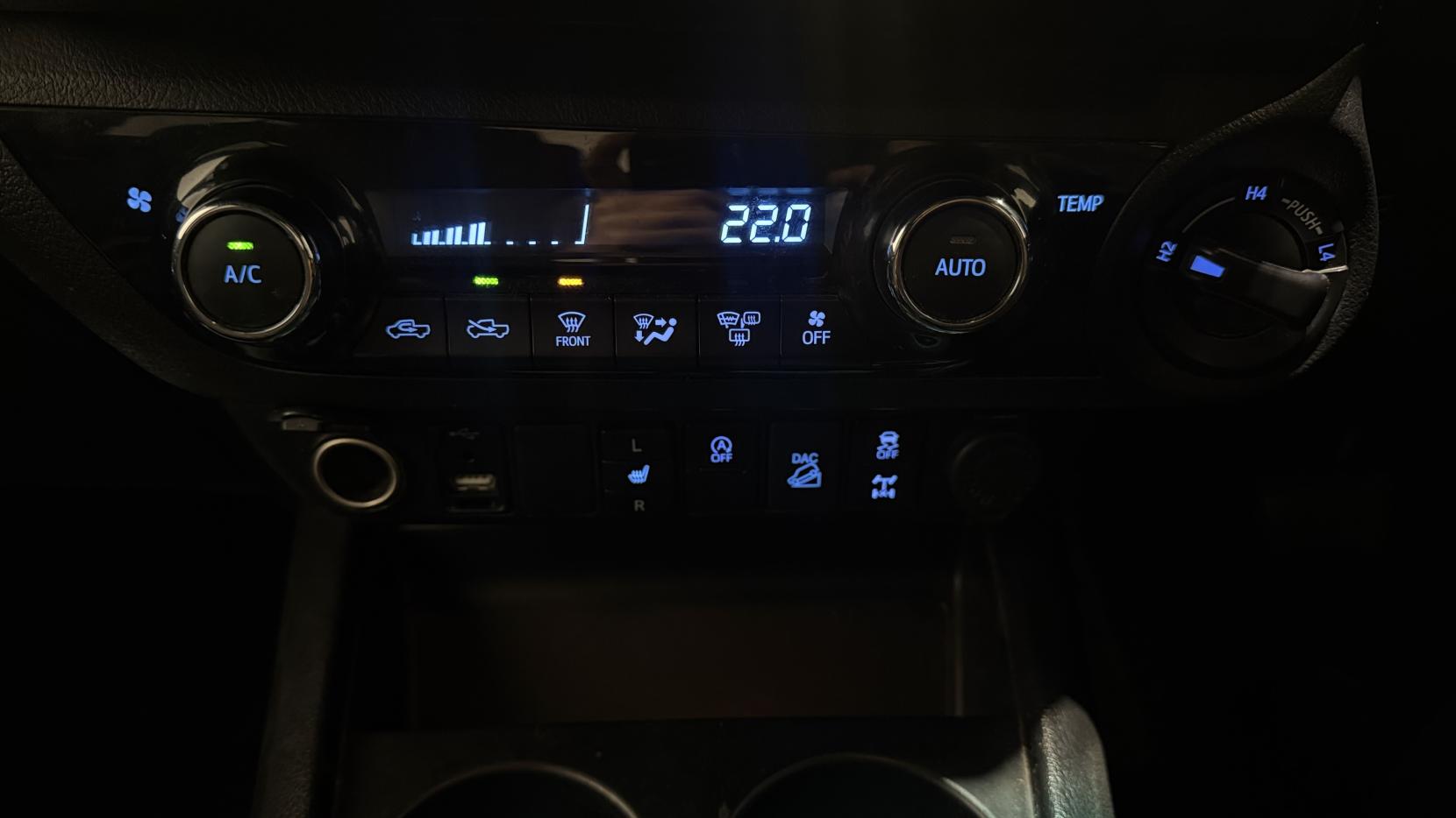 Toyota Hilux 2.8 D-4D Invincible X Pickup Double Cab 4dr Diesel Auto 4WD Euro 6 (s/s) (204 ps)