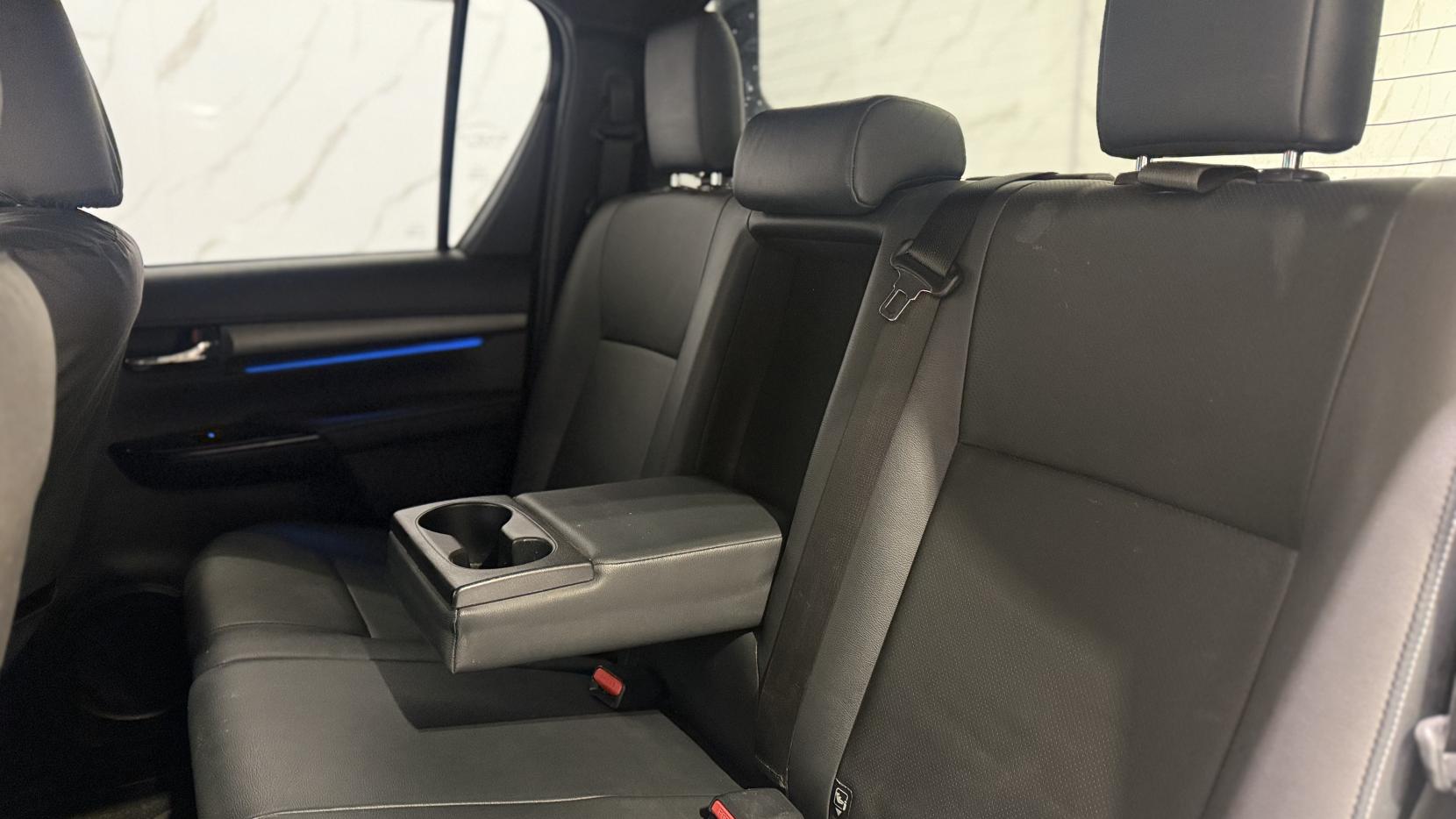 Toyota Hilux 2.8 D-4D Invincible X Pickup Double Cab 4dr Diesel Auto 4WD Euro 6 (s/s) (204 ps)