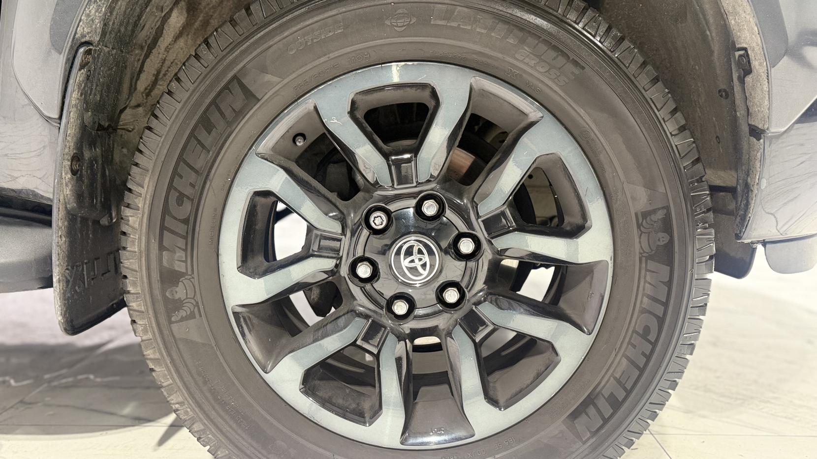 Toyota Hilux 2.8 D-4D Invincible X Pickup Double Cab 4dr Diesel Auto 4WD Euro 6 (s/s) (204 ps)