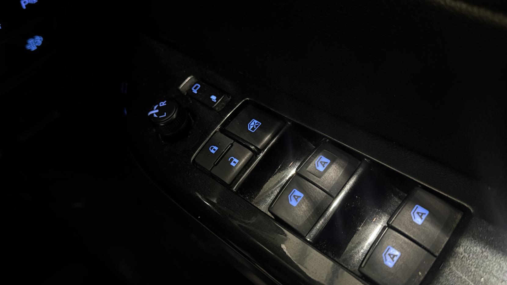 Toyota Hilux 2.8 D-4D Invincible X Pickup Double Cab 4dr Diesel Auto 4WD Euro 6 (s/s) (204 ps)