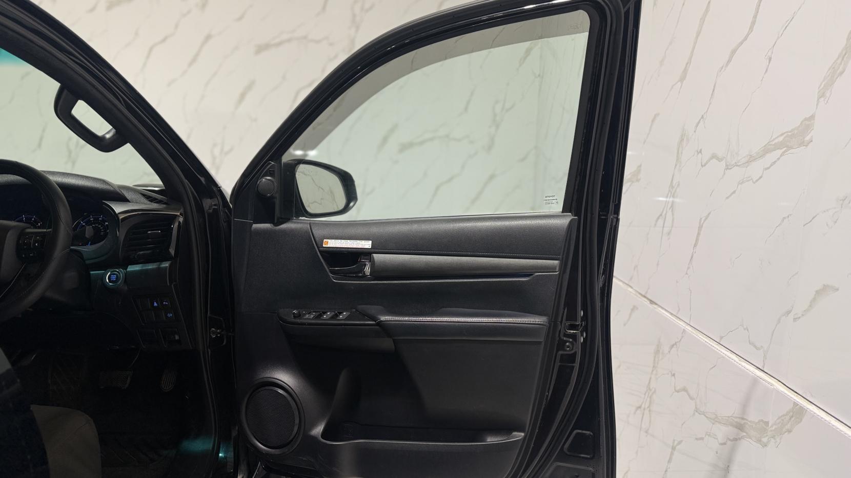 Toyota Hilux 2.8 D-4D Invincible X Pickup Double Cab 4dr Diesel Auto 4WD Euro 6 (s/s) (204 ps)