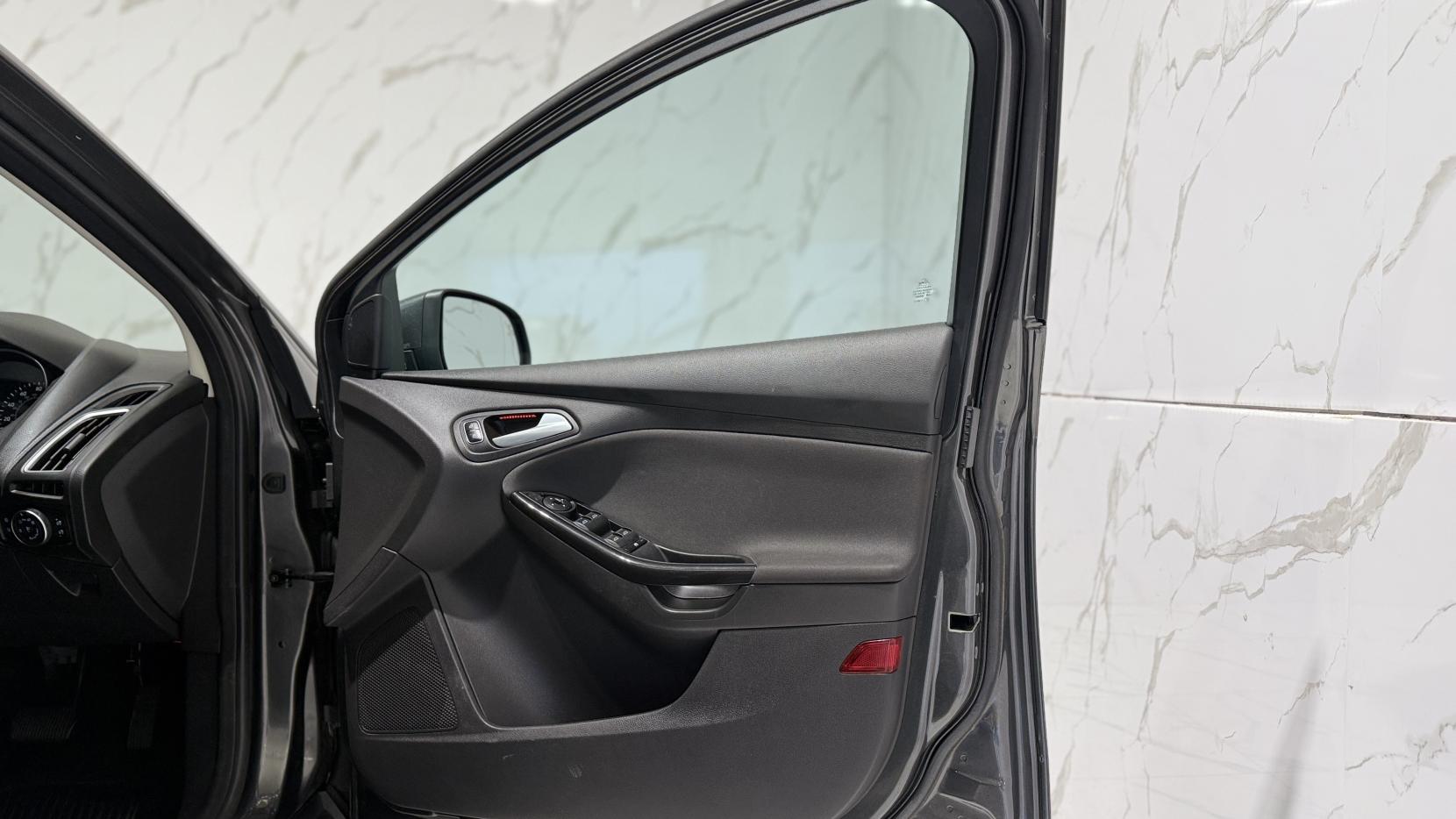 Ford Focus 1.0T EcoBoost Titanium Hatchback 5dr Petrol Auto Euro 6 (s/s) (125 ps)