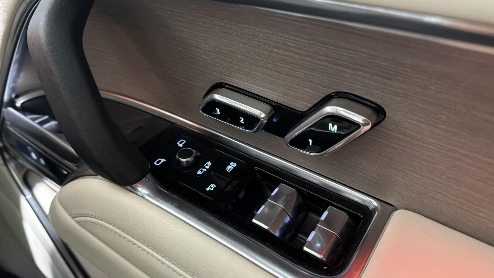 Land Rover Range Rover 3.0 P440e 38.2kWh First Edition SUV 5dr Petrol Plug-in Hybrid Auto 4WD Euro 6 (s/s) (LWB) (440 ps)