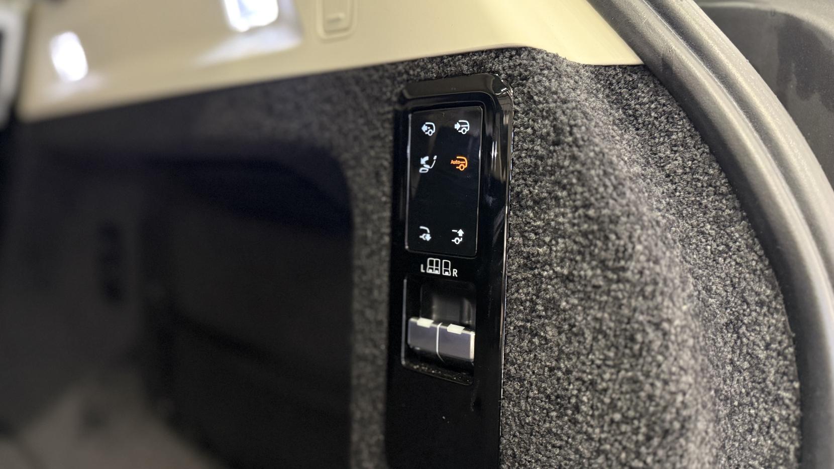 Land Rover Range Rover 3.0 P440e 38.2kWh First Edition SUV 5dr Petrol Plug-in Hybrid Auto 4WD Euro 6 (s/s) (LWB) (440 ps)