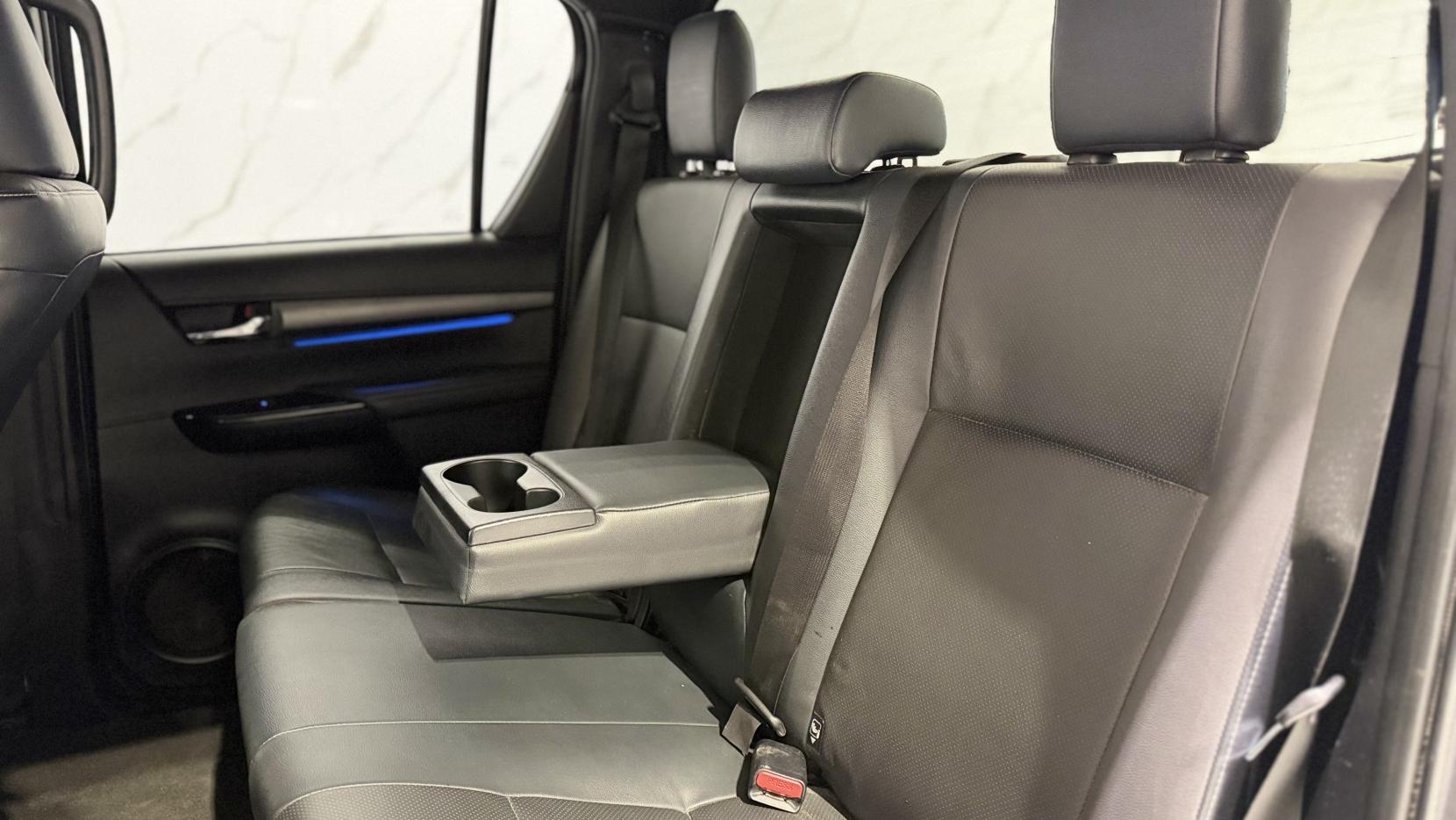 Toyota Hilux 2.8 D-4D Invincible X Pickup Double Cab 4dr Diesel Auto 4WD Euro 6 (s/s) (204 ps)