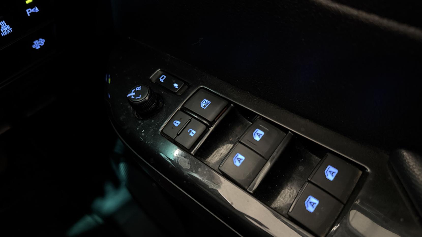 Toyota Hilux 2.8 D-4D Invincible X Pickup Double Cab 4dr Diesel Auto 4WD Euro 6 (s/s) (204 ps)