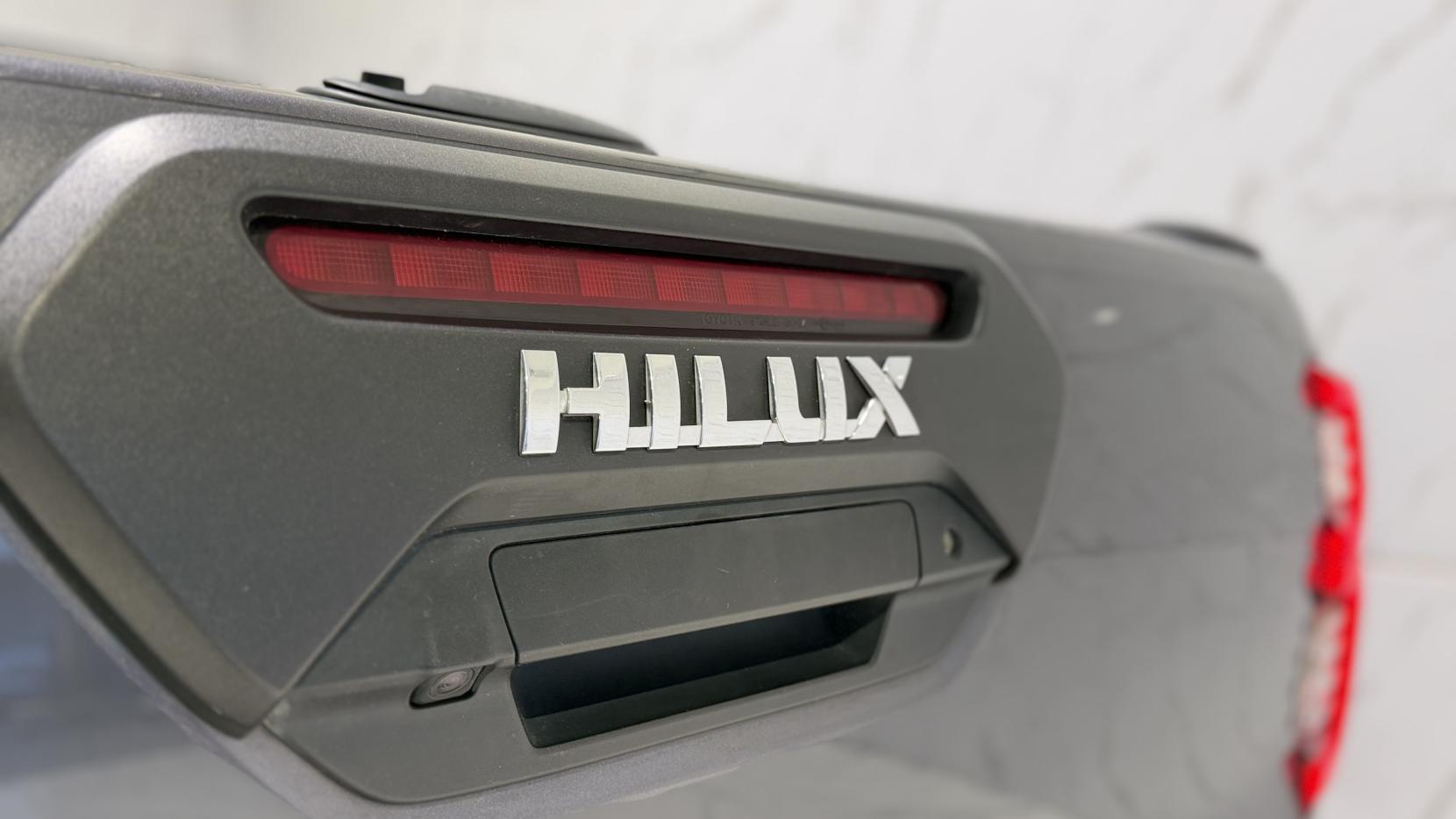 Toyota Hilux 2.8 D-4D Invincible X Pickup Double Cab 4dr Diesel Auto 4WD Euro 6 (s/s) (204 ps)